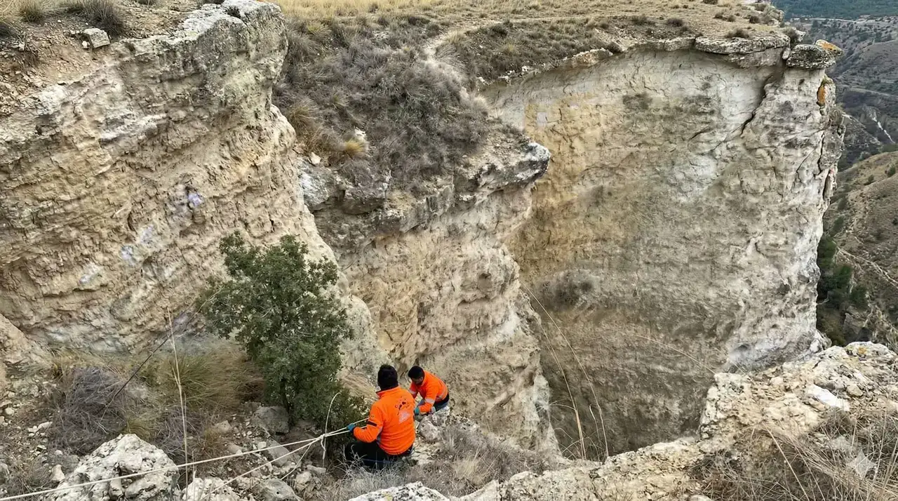 Burdur’daki Domuz Avında Köpek Uçuruma Yuvarlandı! Avcılar Kurtardı 4